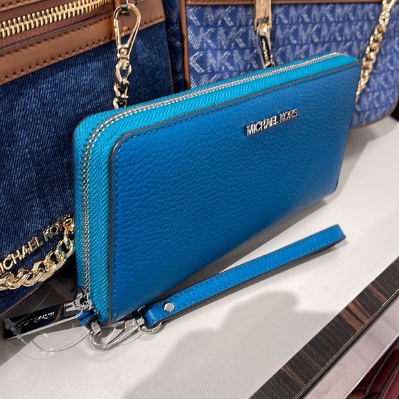 Michael Kors Jet Set Travel Large Travel CONTINENTAL 
Lagoon - Picture 14 of 16